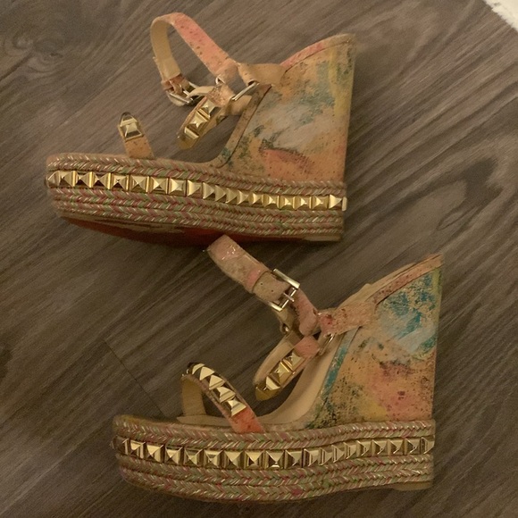 Authentic Louboutin Cork Bloom Print Cataclou Studded Wedge Sandals in Light Gol - Picture 15 of 17